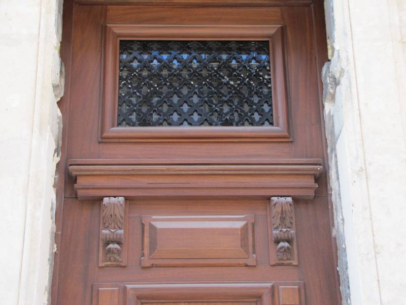 Création et pose d'une porte d'entrée de style en bois à Marseille