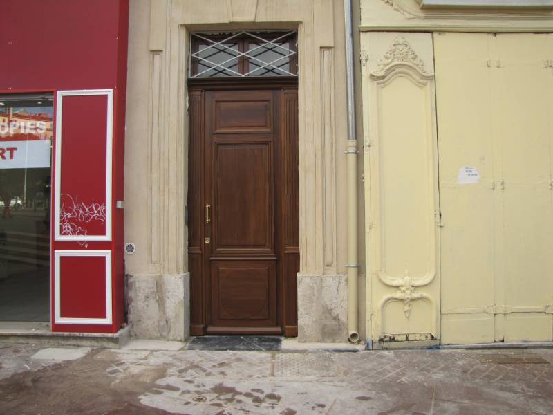 Création d'une porte d'entrée sur mesure en bois de Sipo à Marseille 1° Ardt